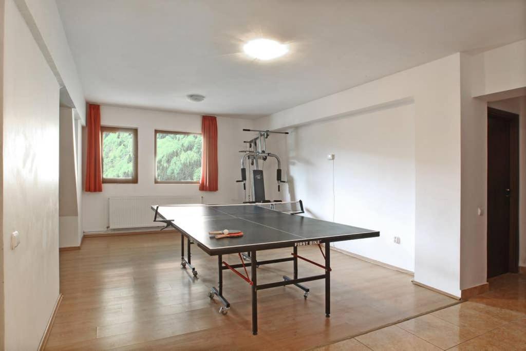 Charming Villa In A Private Mountain Resort Braşov Eksteriør billede